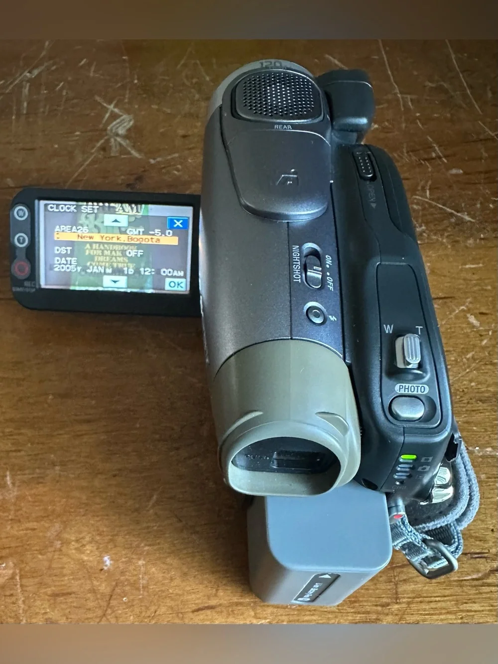 Sony DCR-DVD403 NTSC 3MP MPEG Digital Video Camera Recorder Handycam Camcorder